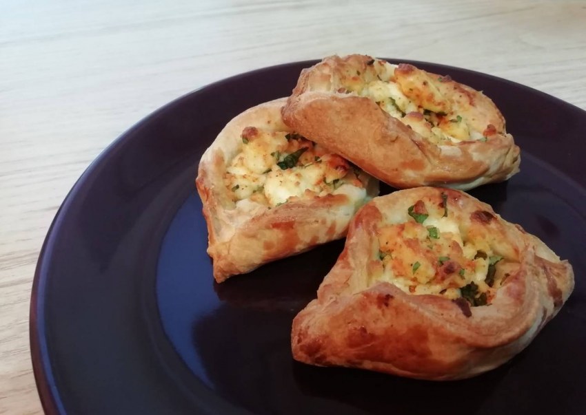 Открытые пирожки с сыром