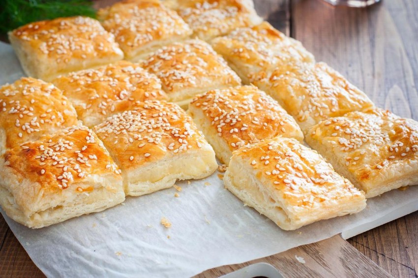 Слоеные пирожки с курицей