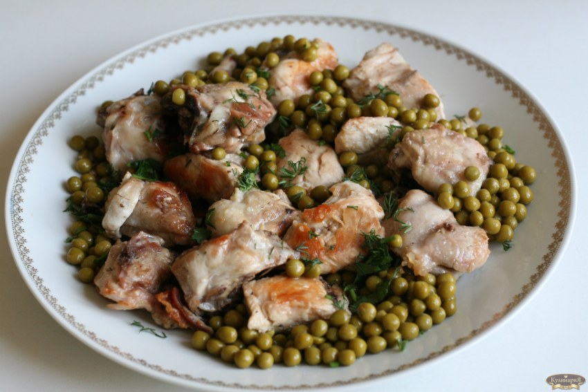 Курица с зеленым горошком