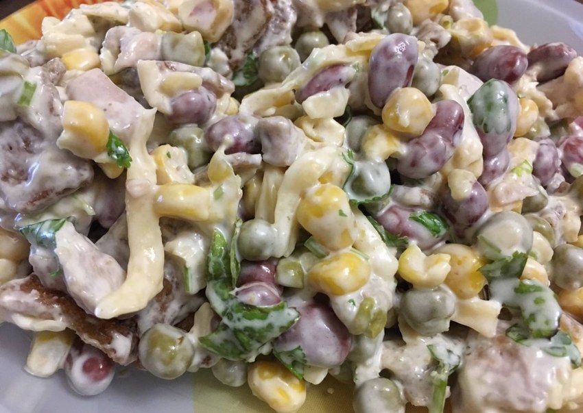 Салат с горохом и кукурузой