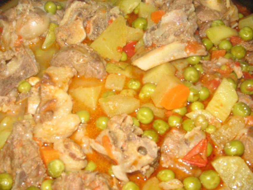 Салат с курицей и горошком