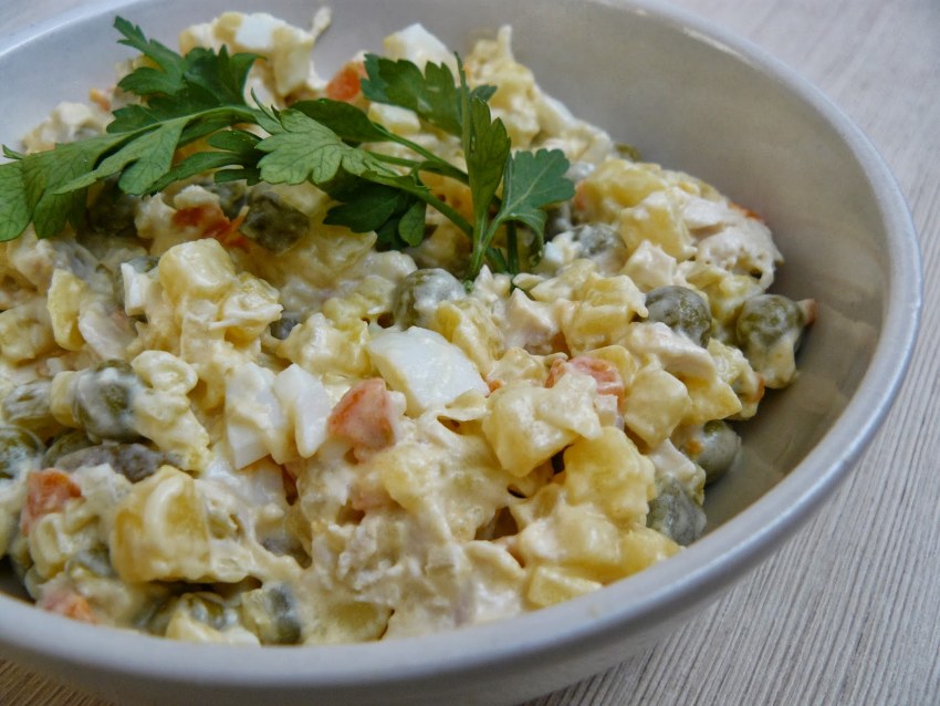 Салат с курицей и кукурузой