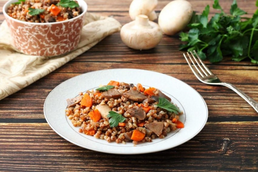 Каша гречневая с грибами и луком и морковью