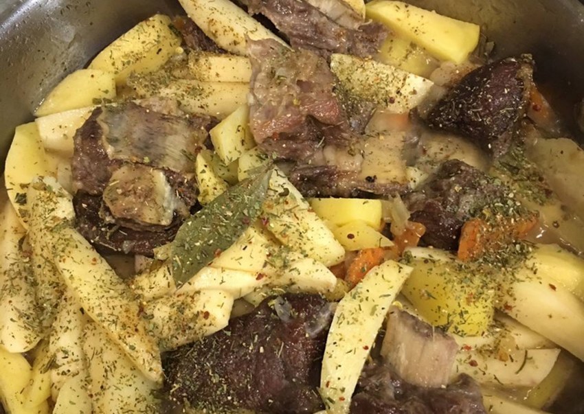 Ребра тушеные с картошкой