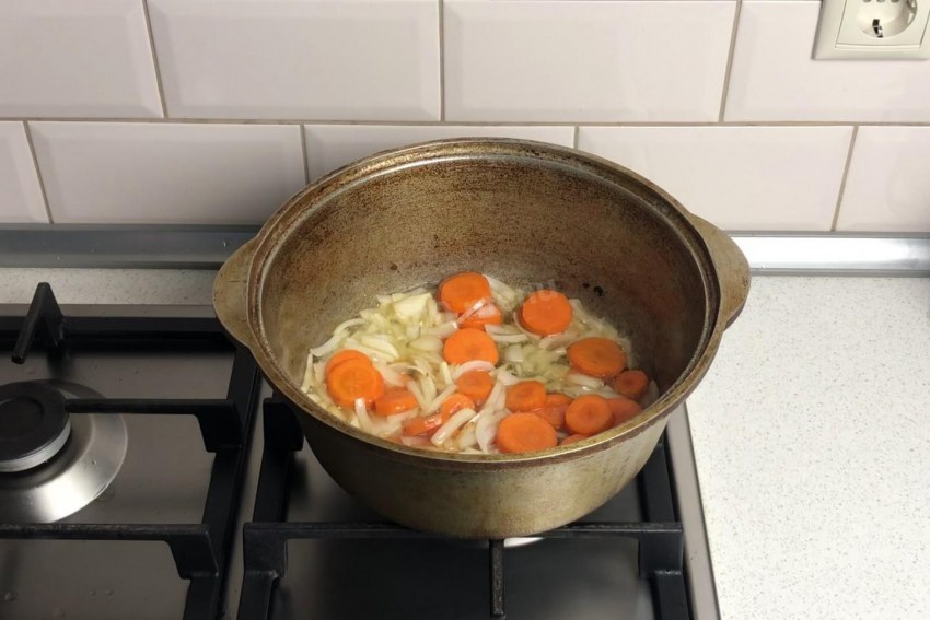 Свиные рёбрышки с картошкой в казане