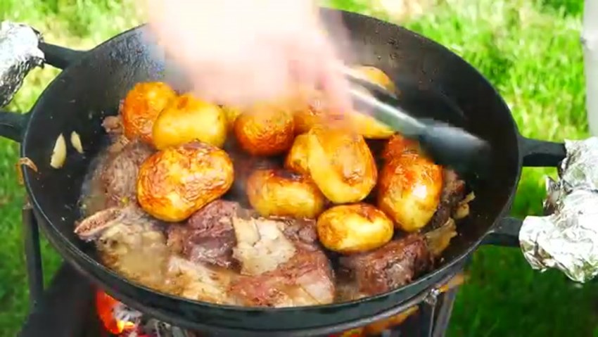 Курица в чугунке на плите