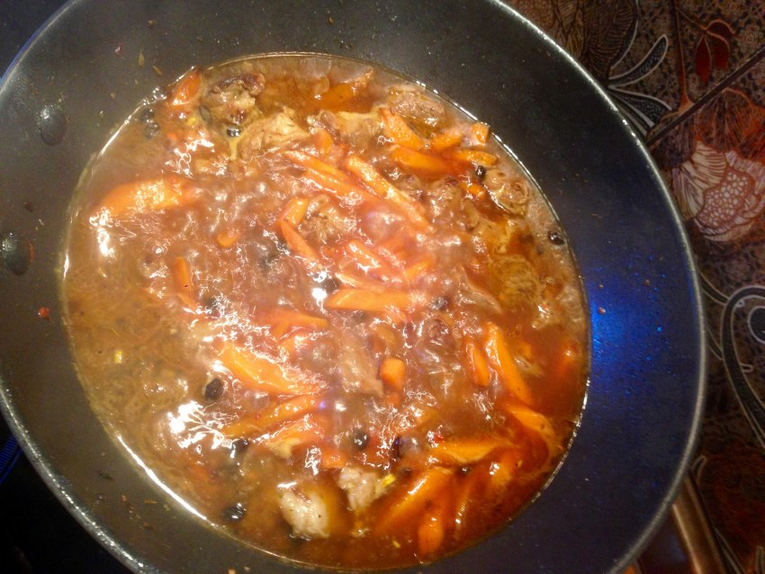 Свиные ребрышки тушеные с картофелем