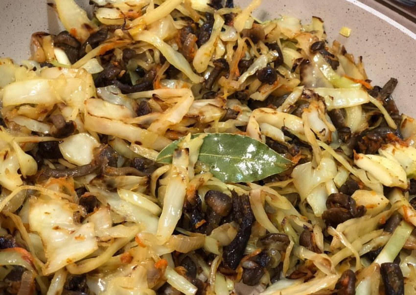 Жареная капуста с грибами