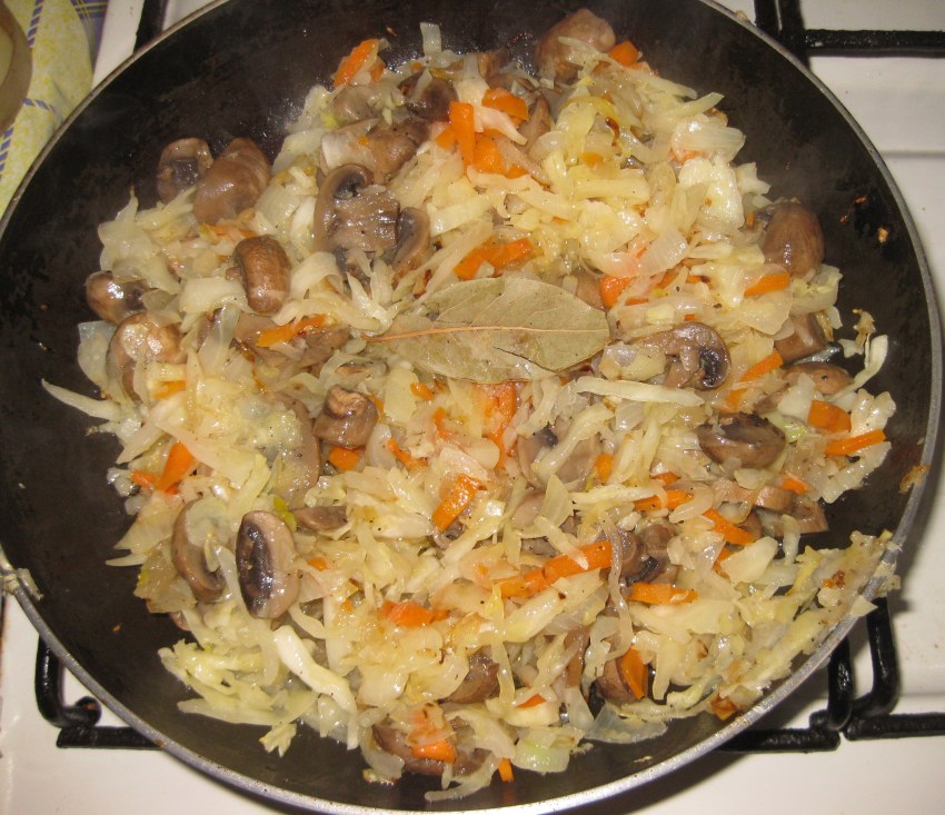 Капуста белокочанная тушеная с грибами