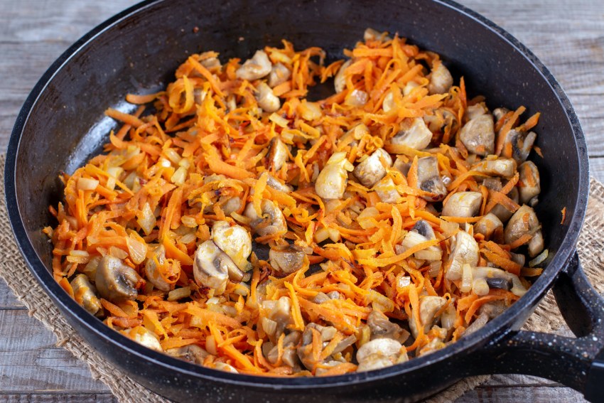 Тушеная капуста с шампиньонами