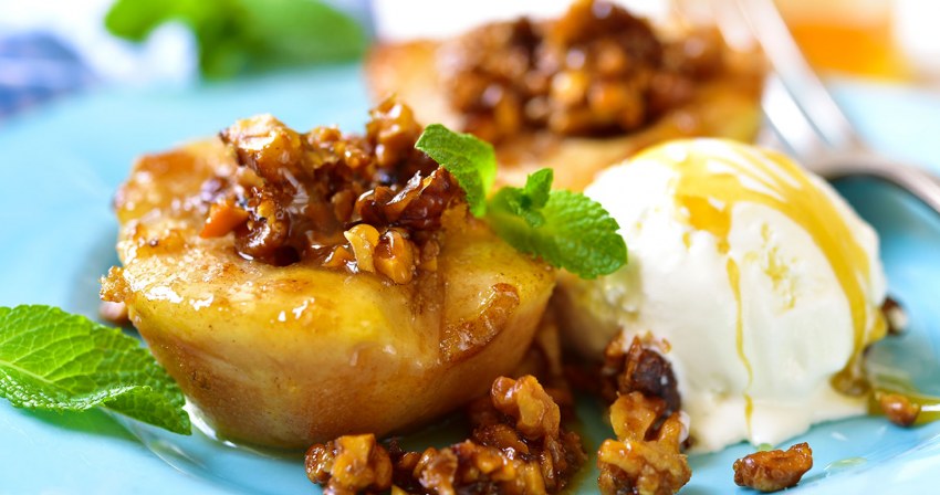 Печеная груша с сыром и грецким орехом