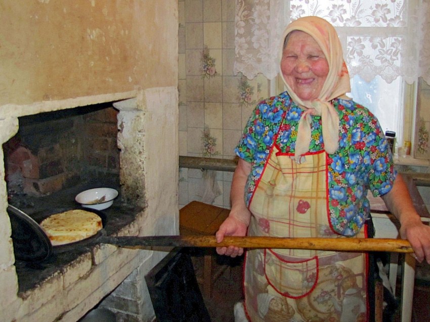 Бабушка печет пироги