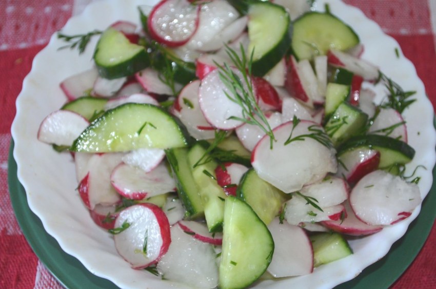 Салат с редисом и огурцом