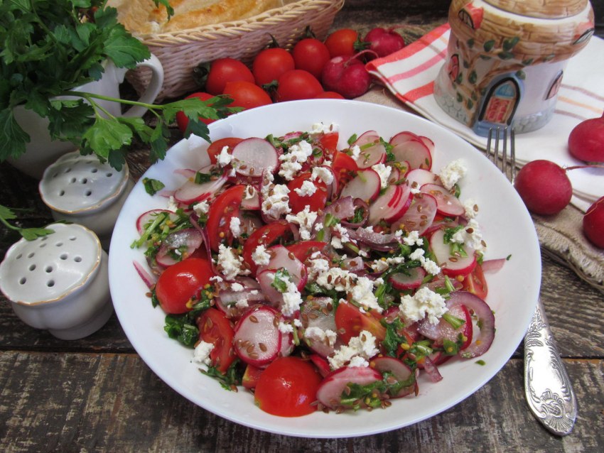 Салат с редиской и огурцом