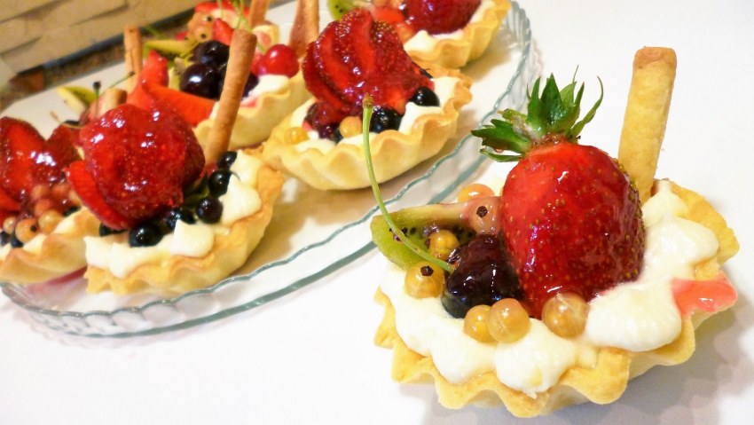 Песочные корзинки с кремом и фруктами