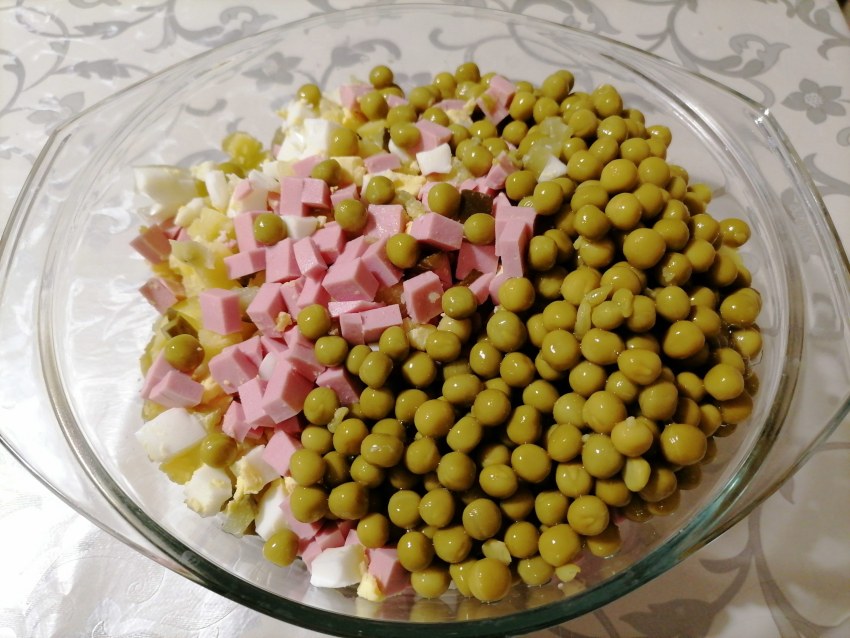 Салат с копченым сыром колбасным