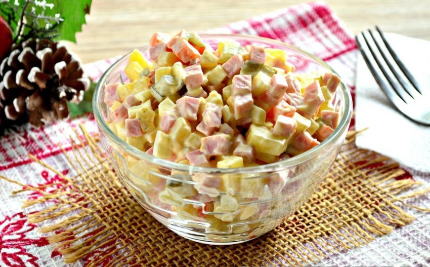 Салат Оливье с колбасой и солеными огурцами