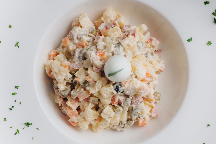 Салат зимний рецепт классический с колбасой и солеными огурцами