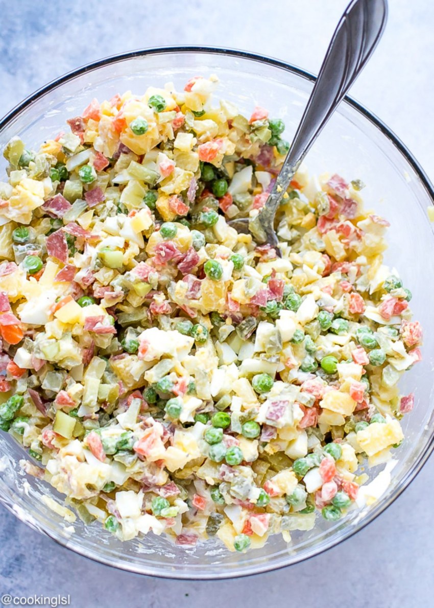 Оливье с курицей и соленым огурцом
