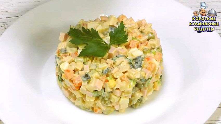 Салат Оливье с колбасой и свежим огурцом
