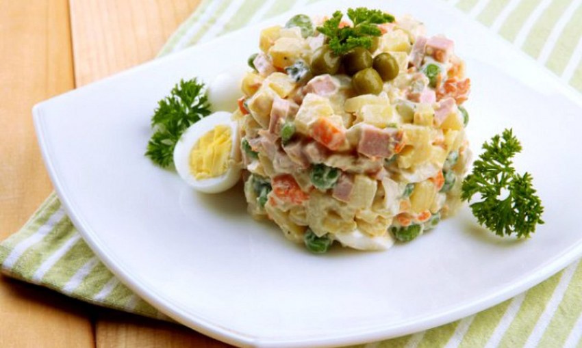 Вкусный салат Оливье с колбасой