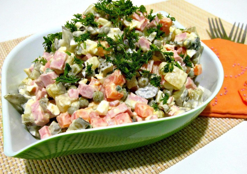 Салат Оливье с колбасой и солеными огурцами классический