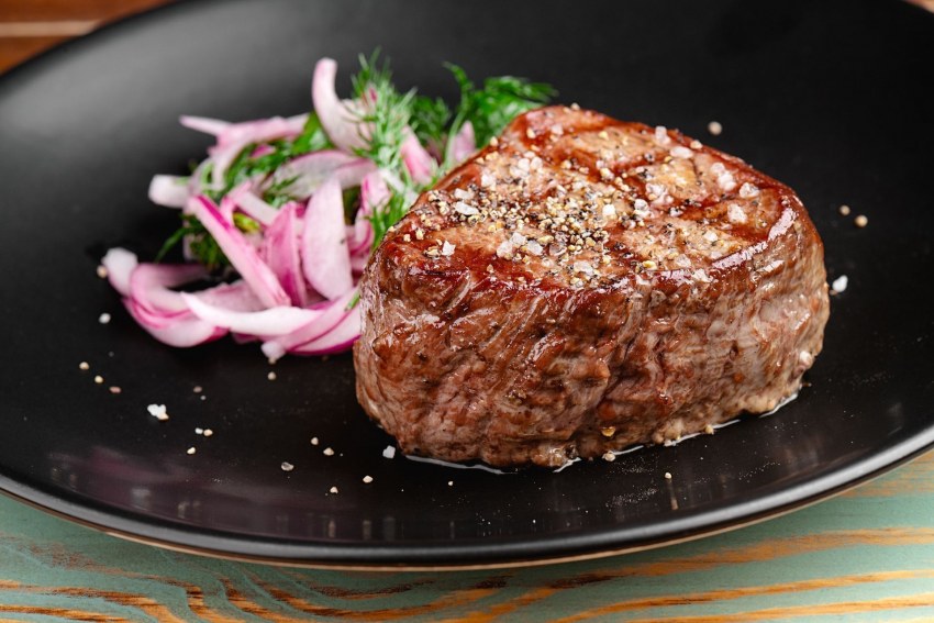 Стейк из говяжьей вырезки с овощами