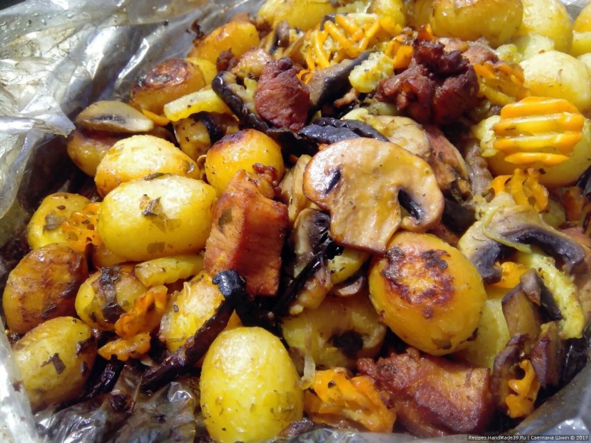 Картошка с грибами в духовке