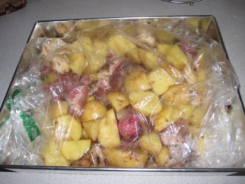 Картошка с мясом в духовке в стеклянной посуде под фольгой