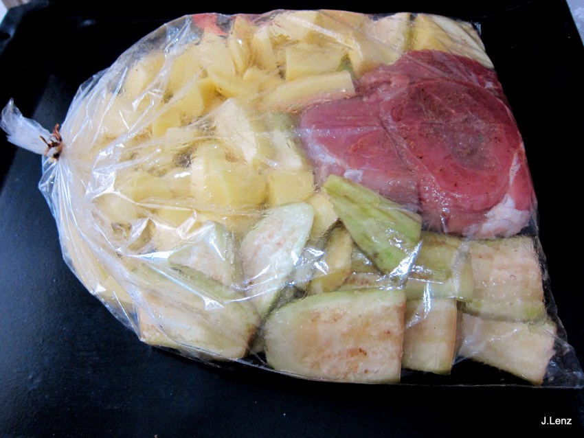Мясо куском в рукаве с картошкой