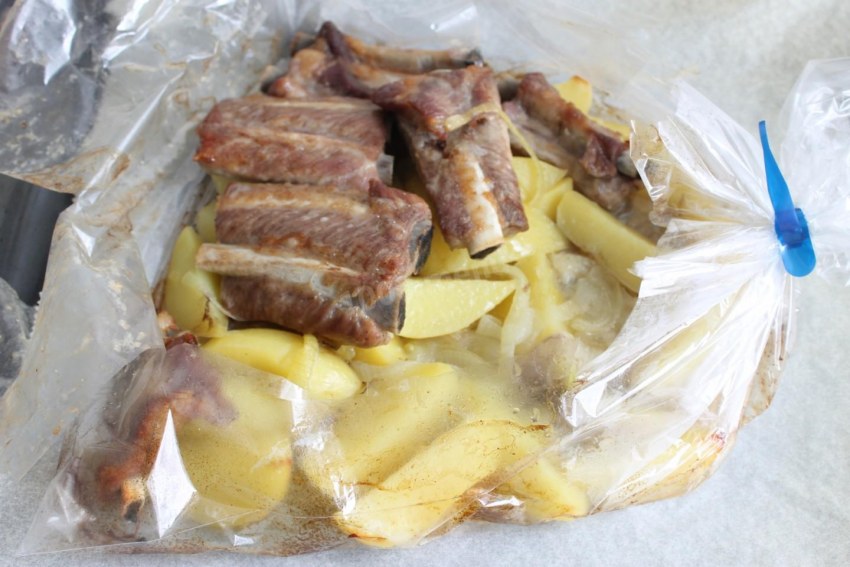 Ребрышки с картошкой в рукаве