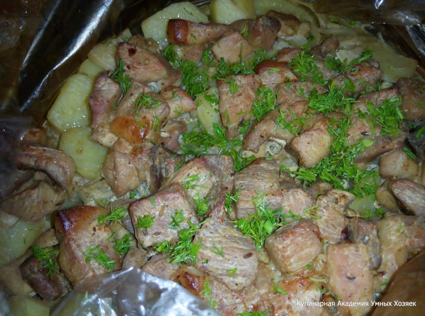 Шашлык в духовке из свинины в рукаве с картошкой