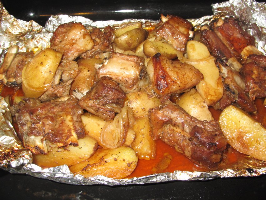 Свининатс картошкой в духовке
