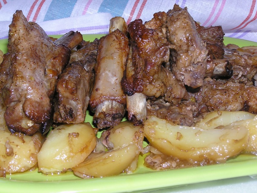 Свиные ребрышки с картофелем