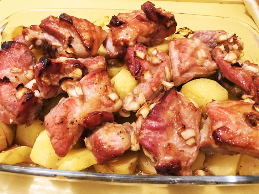Свининатс картошкой в духовке
