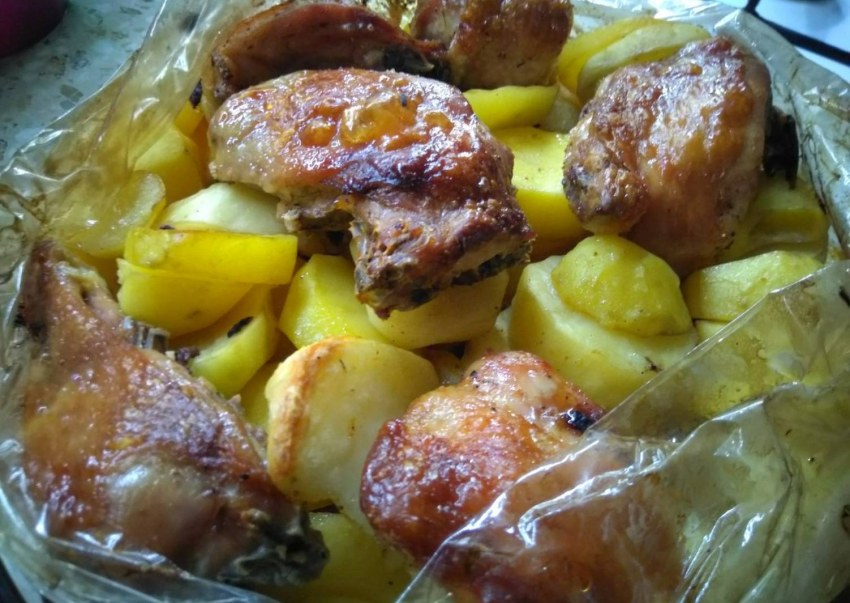 Курица с картошкой в рукаве