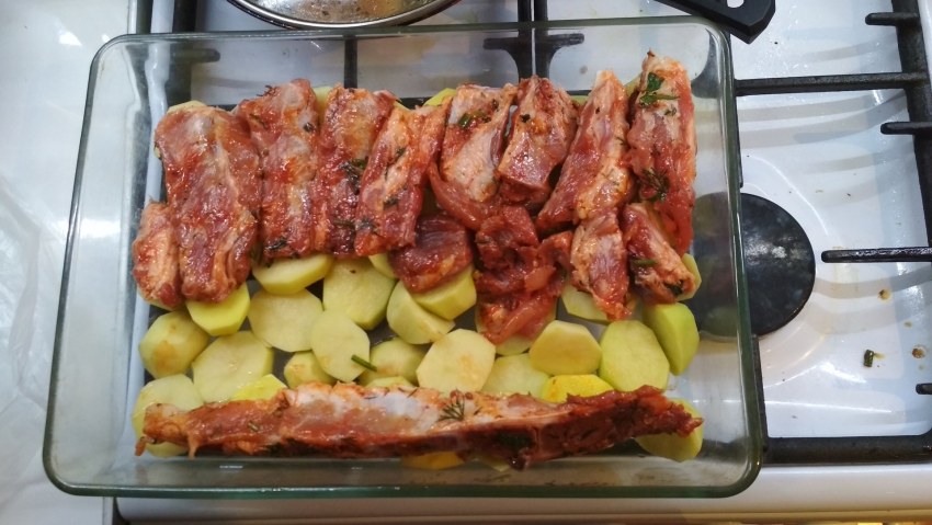 Рёбра свиные в духовке с картошкой