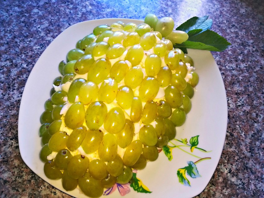 Салат Виноградная лоза с ананасом
