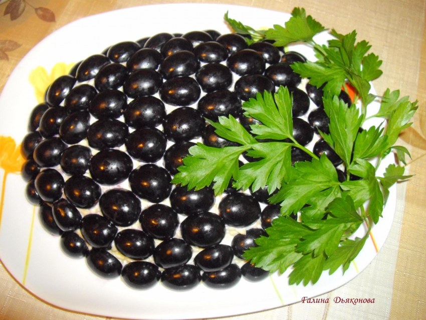 Салат Виноградная гроздь с курицей и грецкими