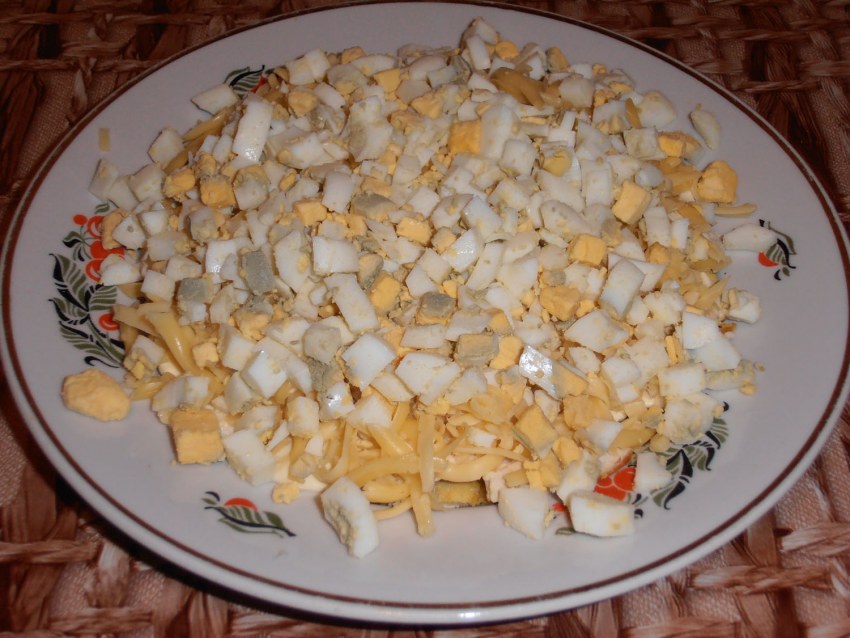 Салат с фасолью и сухариками и ветчиной и помидорами