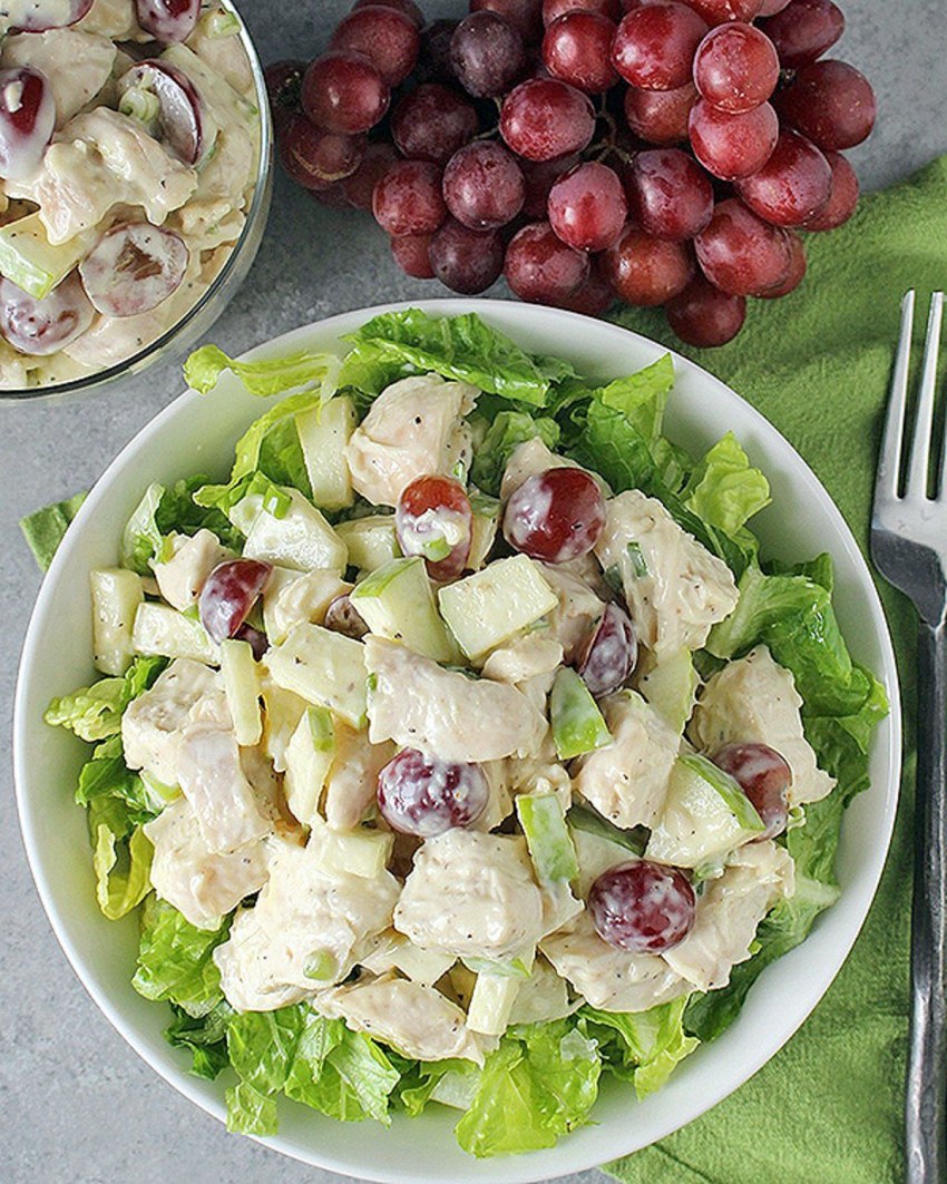 Салат с курицей и виноградом и сыром