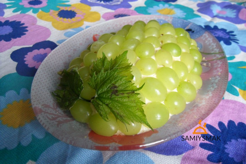 Салат Виноградная гроздь с курицей и грецкими