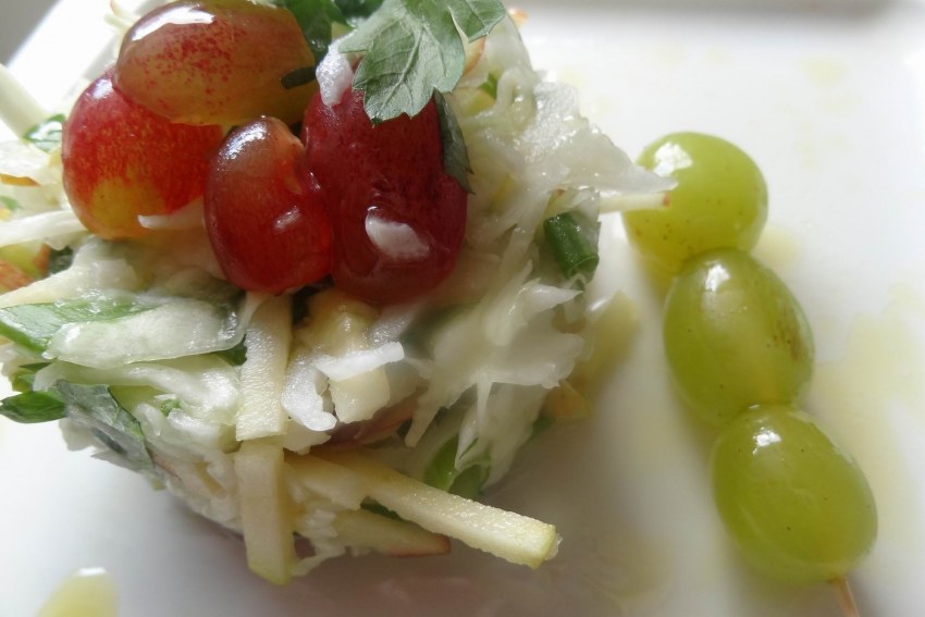 Салат с ананасом виноградом и курицей и сыром пошаговый