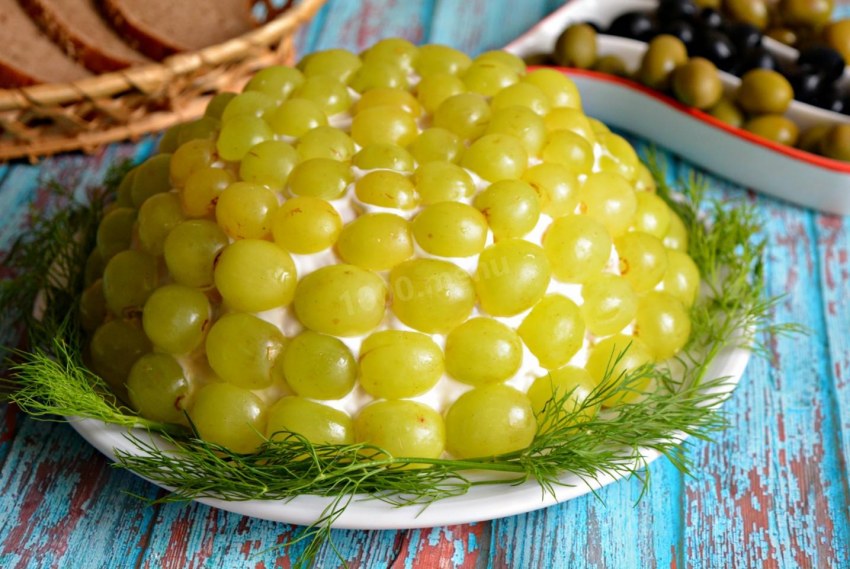 Салат Виноградная гроздь с курицей и грецкими орехами