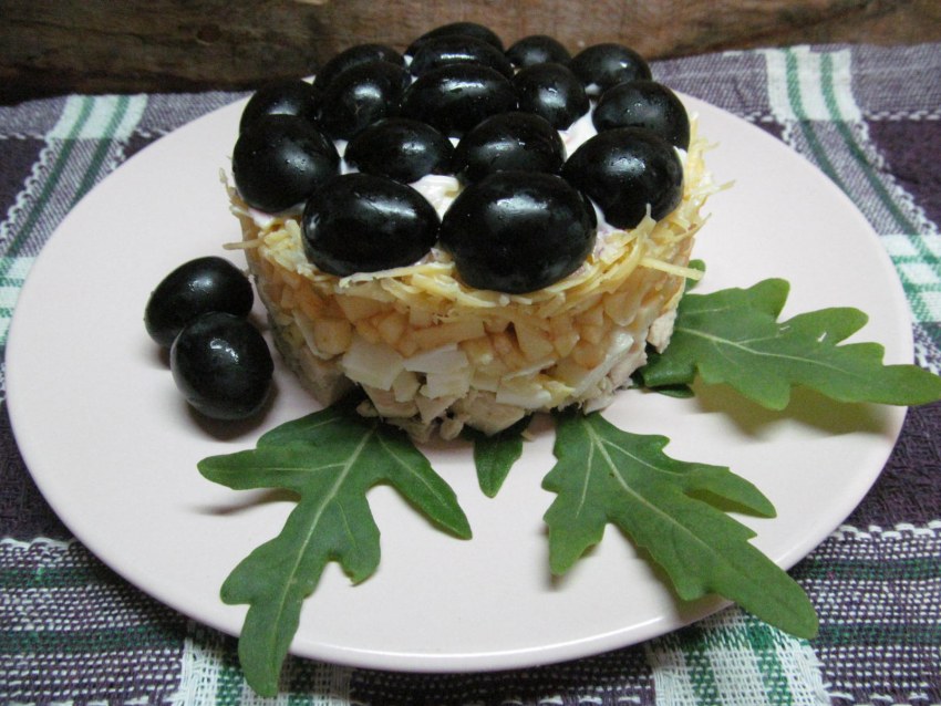 Салат с виноградом и курицей и грецкими орехами и черносливом