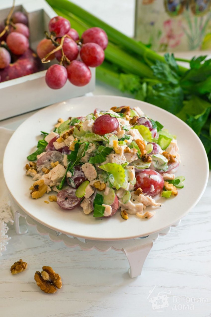 Салат с виноградом и курицей и миндаль
