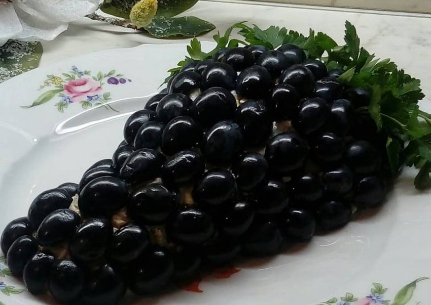 Салат черная гроздь