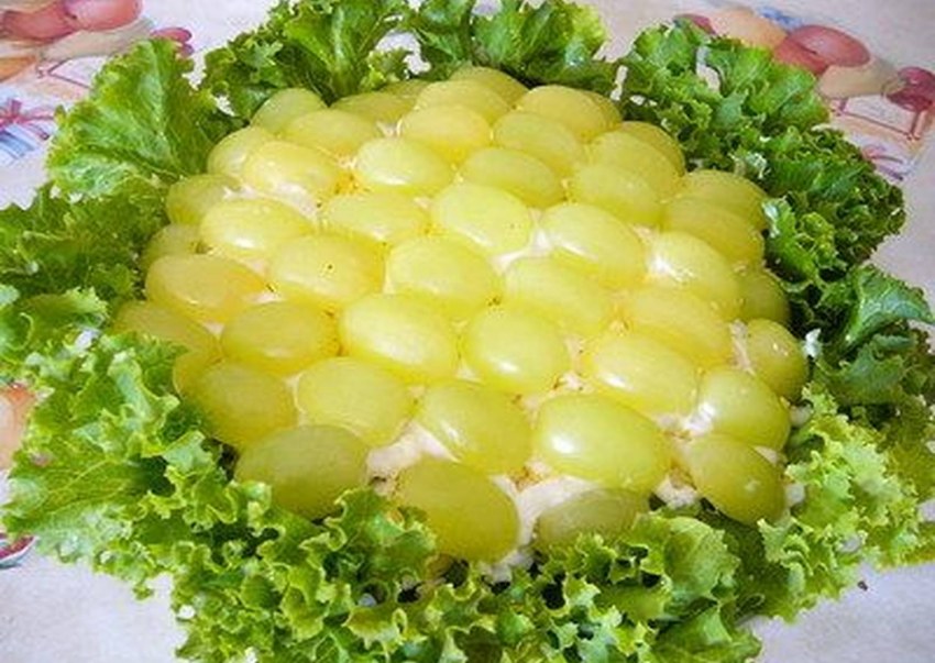Салат с курицей и сыром с миндаля