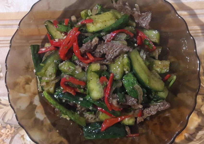 Корейский салат с говядиной и огурцами