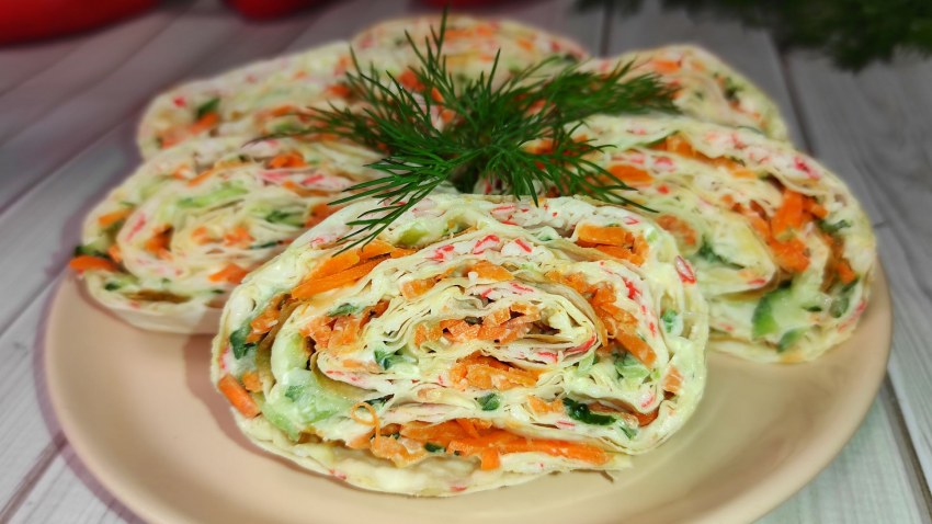Рулет из лаваша с крабовыми палочками и китайской капустой